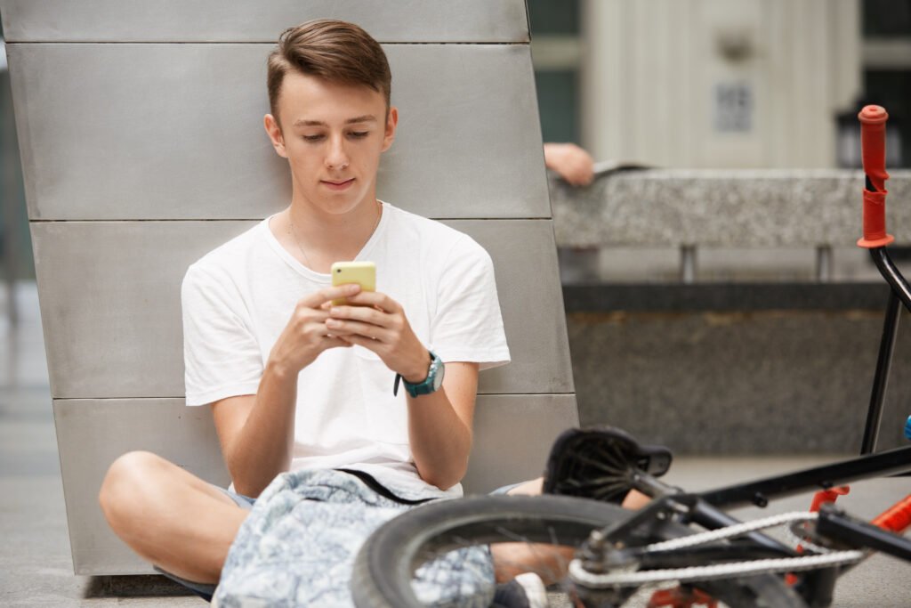 O excesso de celular em adolescentes pode estar escondendo insegurança sobre o futuro?