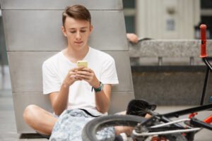 O excesso de celular em adolescentes pode estar escondendo insegurança sobre o futuro?